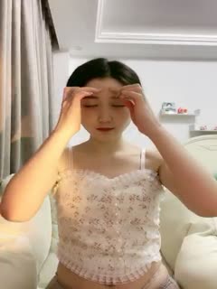超清纯校花--夏天的夏❤️，颜值、身材让人看了直流口水，声音温柔听她聊天就是心情舒畅，揉奶露毛真好看！