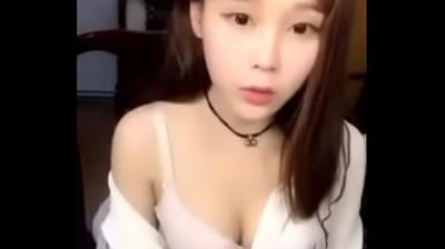 蜜桃臀女神KIKI第三弹！真空开档黑丝自慰蜜汁四溅，清纯萌妹娇喘喷水实录