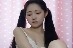 清纯萝莉小嫩妹直播求父爱！收费私密秀展现极品苗条身材，等你来抱！