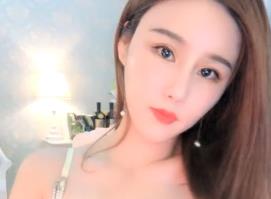 妖娆妹子扭动诱惑自慰秀，性感短裙下慢褪内裤，椅子上激情自插情趣玩具！