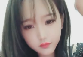 边撩骚边脱衣，看她一件件褪去衣衫，骚话不断太撩人！