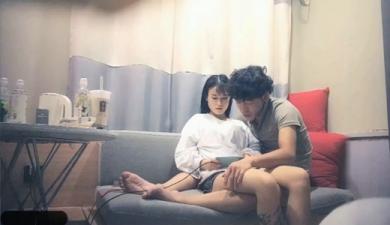 双飞花臂嫩妹激情共侍，欲仙欲死缠绵之夜