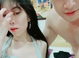 猎艳越南白皙嫩妹激情直播！骑乘后入疯狂抽插，抱起来操干姿势随便换！