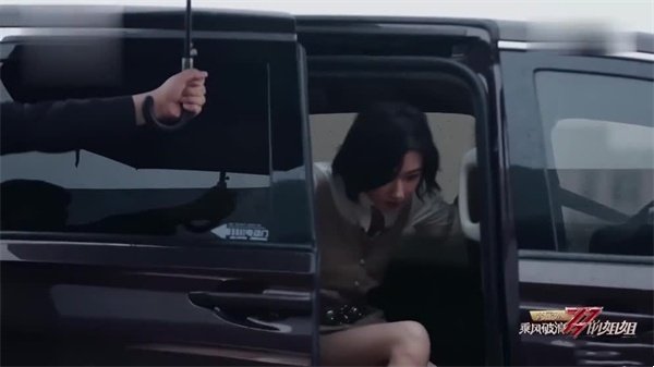 【AI合成】万茜《乘风破浪的姐姐》未公开情色片段：姐姐的欲望释放