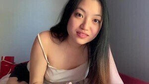 隔离期亚裔女大学生饥渴难耐 真空居家自慰求肏哭