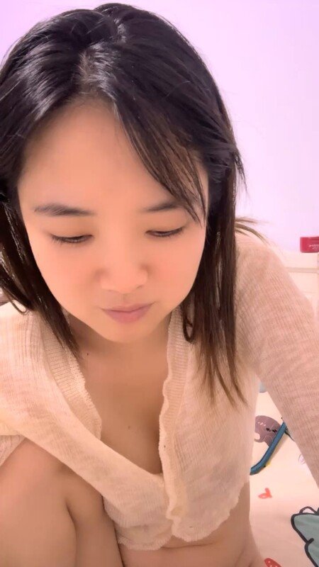安徽巨乳良家少妇海棠月色，腼腆骚浪双面娇娃！黑丝家中自慰实录，大奶颤抖高潮喷发！