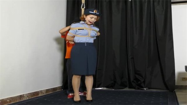 大尺度制服美女湿身诱惑，办公室激情开战淫水四溅！
