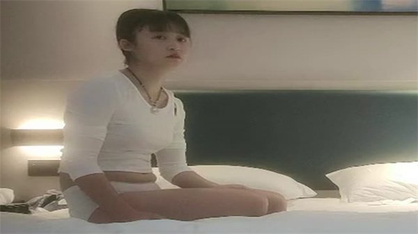 老憨调教极品嫩穴嫩妹，小姐姐淫水狂喷呻吟不断
