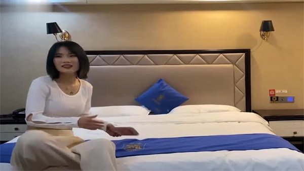花臂哥开房偷吃 缺钱少妇兼职上门服务 饥渴难耐任君品尝