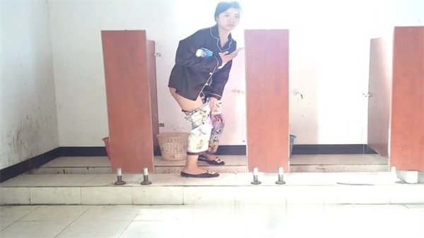 独家偷窥！4个视角无死角偷拍厕所激情大片 女优佼佼者全方位湿身诱惑