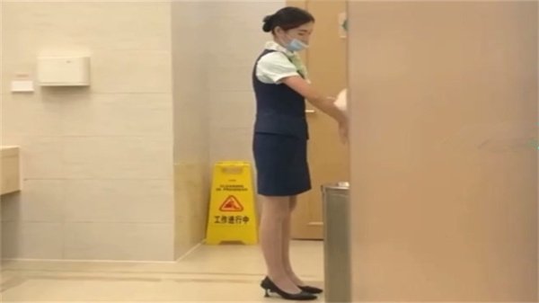 极品空姐厕所自慰 丝袜高跟闷骚撩人 偷拍视角激凸蜜穴