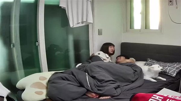 南韩情侣偷拍流出！居家摄像头记录淫乱日常，狂操嫩穴高潮迭起！