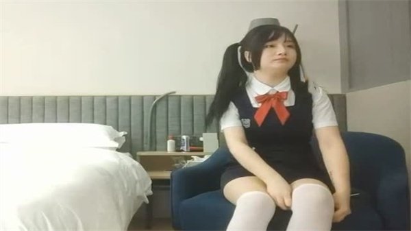探花利哥狂干甜美双马尾，丰满肉体被猛烈内射！