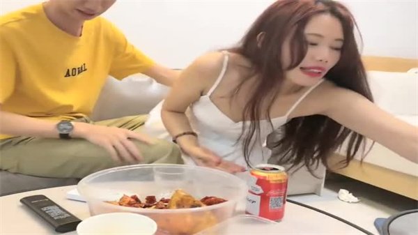 火爆约操！纤腰巨乳长腿少妇被排骨男狂干到高潮喷水
