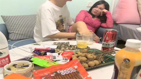 肥臀妹子酒后沦陷 排骨哥趁醉硬上狂干到天亮
