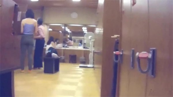 【偷拍】更衣室湿滑肉体盛宴！公共澡堂极品美乳少妇更衣中惨遭高清无码摄录