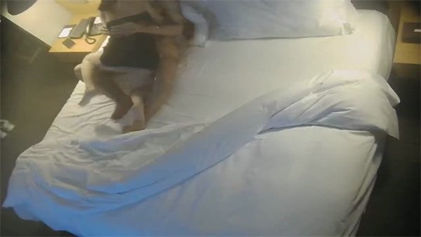 情侣酒店激情 巨乳妹子骑乘疯狂上下 紧致小穴吞没大肉棒