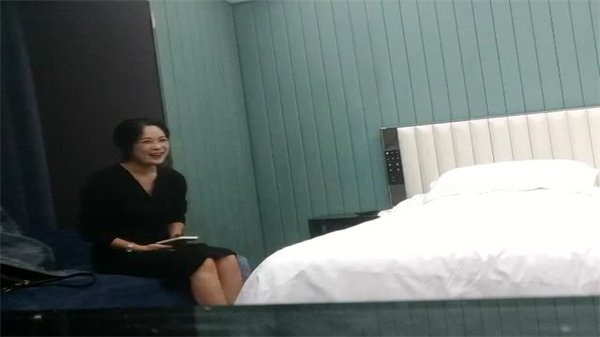 巨乳外围女苦等一小时 爆操深情探花极致服务
