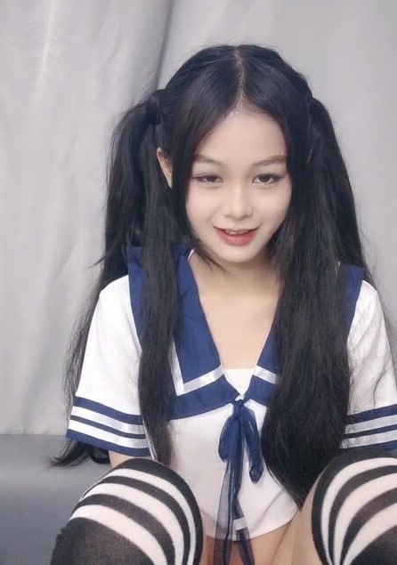 双马尾清纯美少女穿情趣学生制服，娇小身材被跳蛋狂震小穴，翘屁股插震动棒特写狂插！