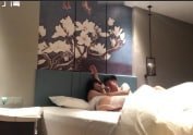 炮友贴心狂撩小骚货，前戏做足欲火焚身，骚穴大开任他爆操内射