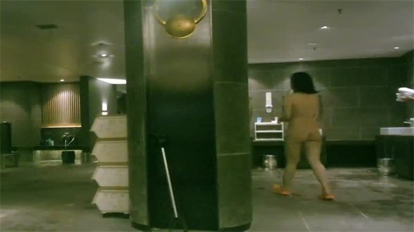 偷拍浴室巨乳极品人妻！湿身裸露私密处被看光！