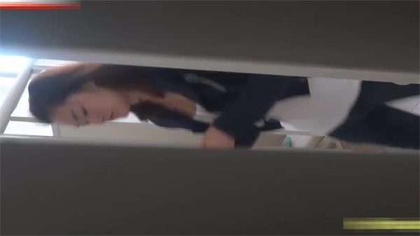 偷拍高校女厕：年轻巨乳学妹尿尿湿穴狂露秘境！