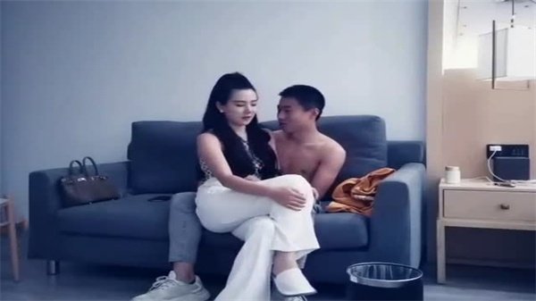 9总探花：顶级清纯嫩模表面乖巧，被猛操到骚穴狂湿，内射高潮沦陷
