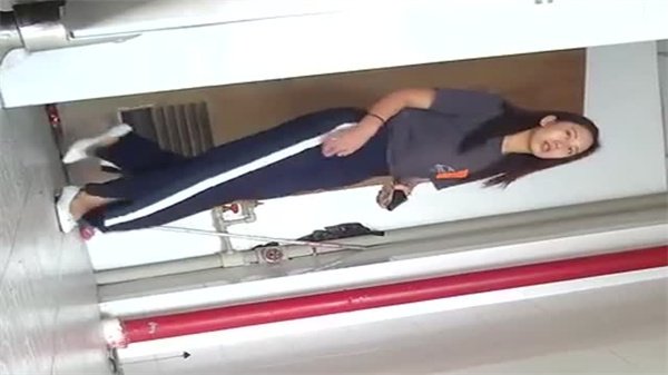 偷拍卫生间极品骚妇湿穴与美脸同框狂插内射！