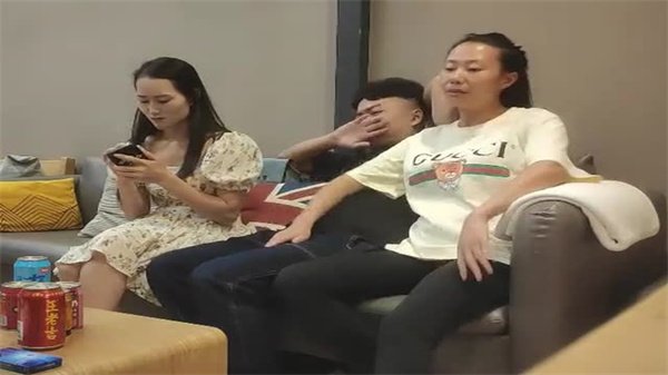 【拖拉机野战】双龙猛操我淫荡骚穴！两小伙轮流狂干四人狂乱高潮喷水！