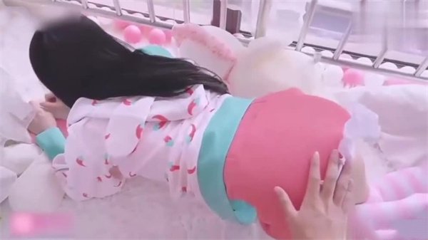 神乐七奈制服诱惑沦陷，淫荡小嘴狂吸猛男精华液灌满深喉！
