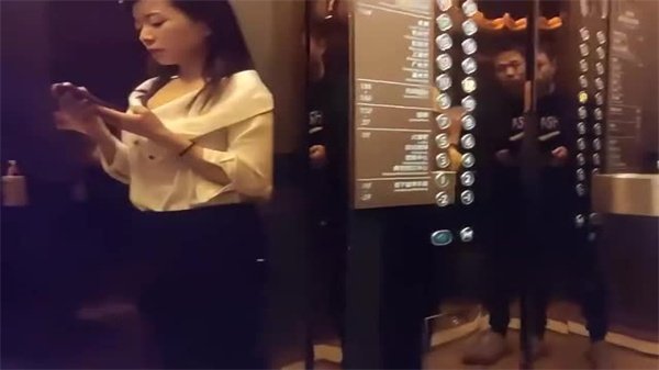 小秋探花：22岁极品嫩妹酒店私密约会，被猛男狂操喷水内射，娇吟沦陷！