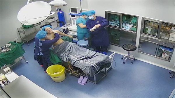 【独家】美女隆胸手术全纪录！巨乳被狂捏注射淫叫连连