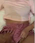 学生妹真空上阵！穿着衣服爆操内射，极品嫩穴狂喷