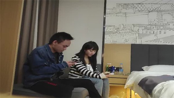 约到极品条纹衣兼职妹，爆操内射各种玩