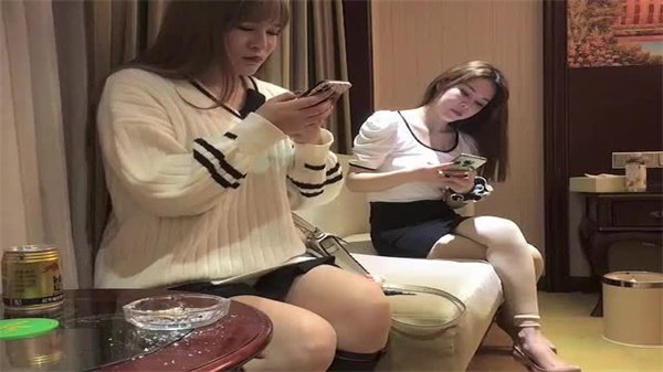 极品丰腴熟女姐姐，主动约炮被我操翻潮吹喷水，淫荡肉穴内射爆浆