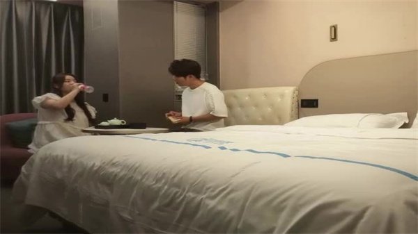 肉感肥臀骚妇穿丝袜女仆装，小伙爆操狂干到内射