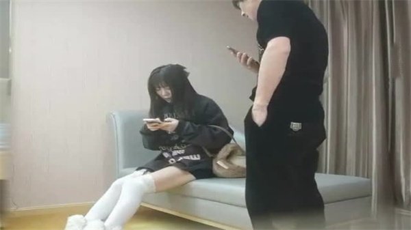 偷拍巨乳美少女绑蝴蝶结，清纯可爱外表下被操到淫叫求饶