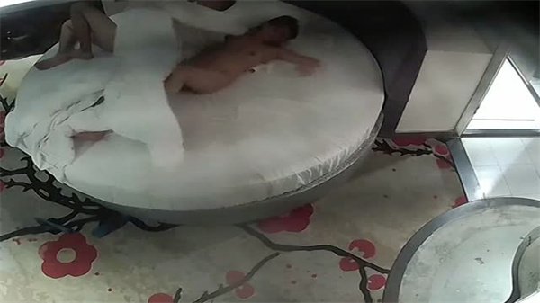 情趣酒店白色圆床偷拍！极品人妻被爆操狂干内射