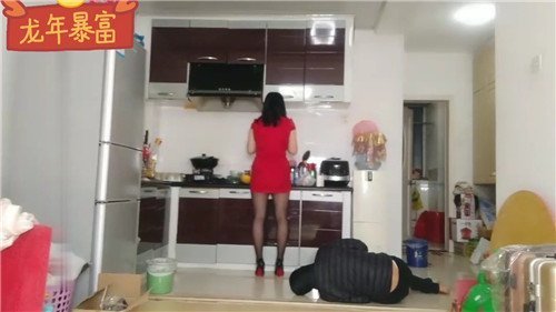 偷看人妻干妈穿开档丝袜，鸡巴硬爆直接狂插